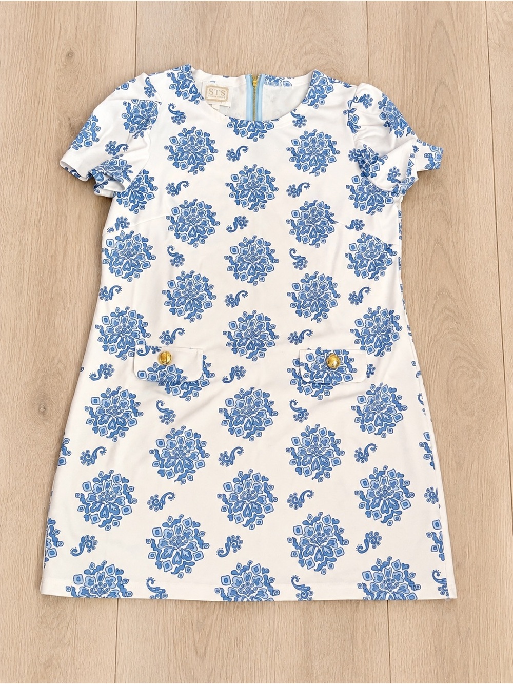 Sail to Sable Blue White Floral Shift Dress Size L Gold Button Pockets Preppy